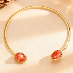 Eleganter Gold-Choker mit poliertem Finish und roten Kunstperlen im Barock-Stil Detail