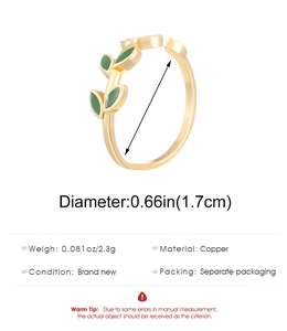 Detail van gouden open ring met groene emaille bladeren, koper en de afmetingen