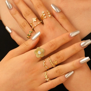 Gedetailleerd beeld van een elegante gouden ringenset met bloem- en stermotieven