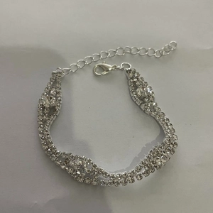 Detalle de pulsera de diamantes de imitación con cierre de langosta y cadena ajustable