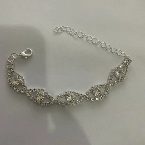 Detalle de pulsera de strass plateada con unidades de marquesa y cierre de langosta