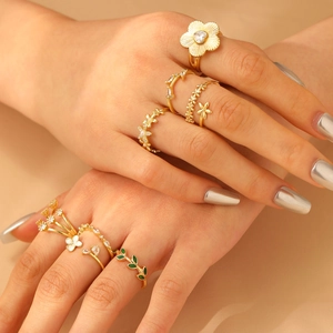 Elegante gouden bloemen ringenset voor dames met kristallen en groene emaille bladeren