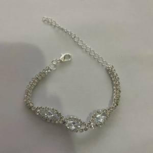 Detalle de pulsera de plata con diamantes de imitación y cierre de mosquetón