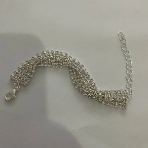 Primer plano de la pulsera de varias filas de diamantes con cierre de mosquetón ajustable