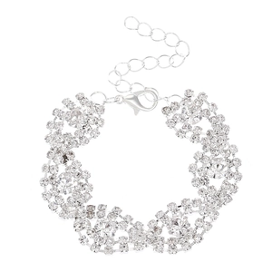 Detalle de la pulsera de strass plateada con cristales brillantes y cierre de langosta