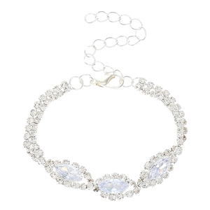 Primer plano de pulsera plateada de diamantes con cierre de langosta y cadena ajustable