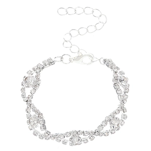 Detalle de pulsera de diamantes de imitación plateada con cristales ovales y cierre ajustable