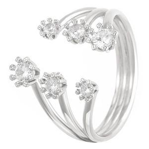 Macro-opname van zilveren meerlaagse ring met zes zirkonia bloemclusters in klauwzetting