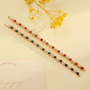 Primer plano de pulseras tennis con diamantes de imitación en oro rosa y cierre plegable