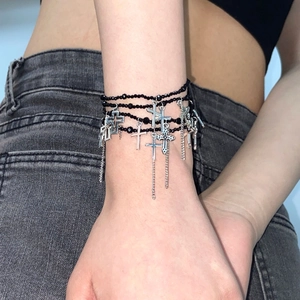 Detailaufnahme des gotischen schwarzen Perlenarmbands mit silbernen Kreuzanhängern