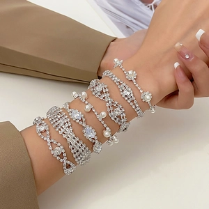 Conjunto de pulseras multicapa plateadas con pedrería y perlas para vestidos de gala