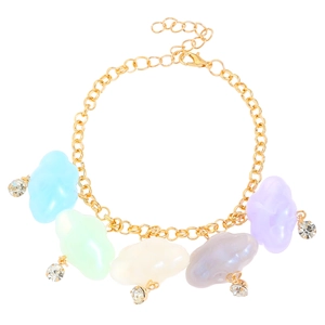 Elegante pulsera de cadena dorada con colgantes de nubes pastel y dijes de cristal