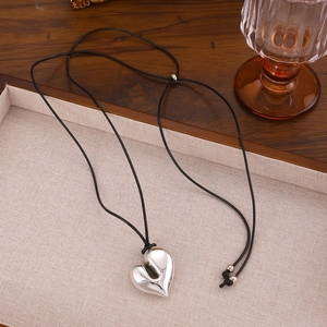 Collar con colgante de corazón de plata pulida con cordón negro ajustable
