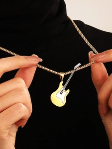 Detailansicht einer E-Gitarre Halskette mit goldenem Bürstenfinish auf schwarzem Rollkragen
