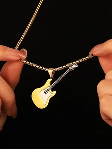 Nahaufnahme einer stylischen goldenen E-Gitarren Halskette, in der Hand auf schwarzem Grund