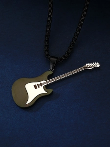 Makro-Detail von Punkrock-E-Gitarren-Anhänger mit grünem Emaille und schwarzer Kette