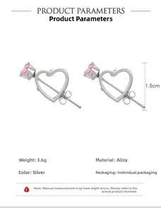 Makro-Detail von rosa herzförmigen Edelstein-Ohrringen mit silbernem Legierungsdesign
