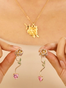 Detailansicht der Rosen-Schwert-Halskette mit rosa Herz-Edelstein an Modell