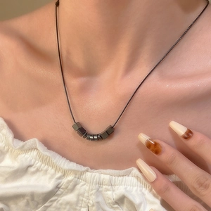 Minimalistische geometrische hematiet ketting met moderne donkergrijze metalen kralen