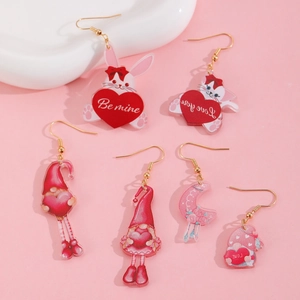 Rosa Acryl-Ohrring-Set zum Valentinstag mit Hasen-, Gnom- und Katzenmotiven auf rosa Grund