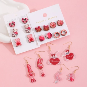 Detail von rosa Acryl-Ohrringen zum Valentinstag Set mit Bären und Gnomen