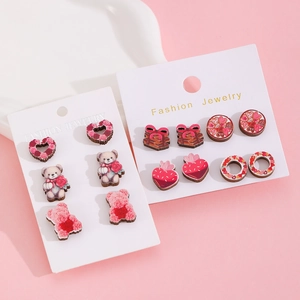 Süßes Set bedruckte Holzohrstecker mit rosa Bären und Herzen auf Displaykarten