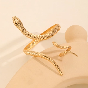 Vue détaillée de la parure serpent dorée avec des écailles et une finition texturée