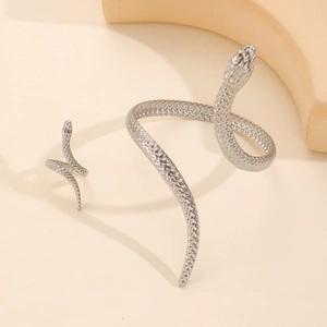 Détails de l'ensemble de bijoux serpent en argent avec écailles ciselées sur bague et bracelet