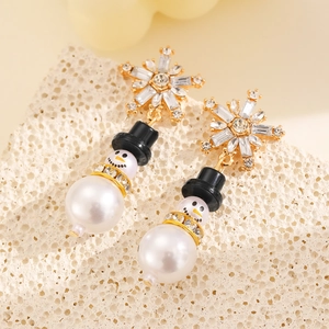 Pendientes de muñeco de nieve con perlas y cristales para un estilo invernal elegante