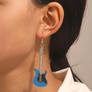 Orecchini a forma di chitarra elettrica celeste in stile punk con smalto e argento