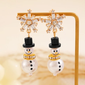 Elegantes pendientes de muñeco de nieve navideño con perlas blancas y acentos de cristal