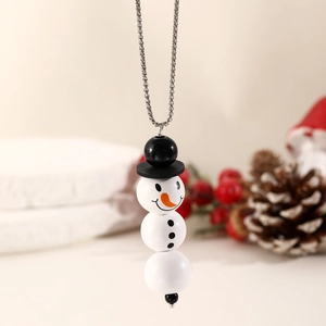 Detalle del collar de muñeco de nieve navideño con perlas blancas y adornos festivos