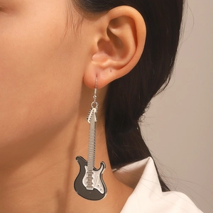 Orecchini a pendente a forma di chitarra punk neri e argento con dettagli in strass