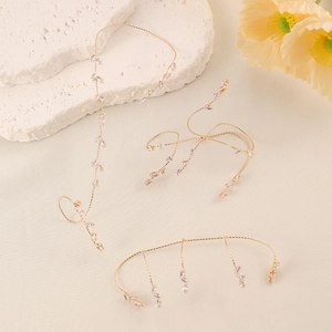 Set di bracciali a catena dorata con ciondoli a foglia di zircone e stile minimalista