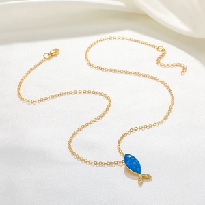 Collier doré minimaliste avec pendentif poisson bleu et queue en cristal étincelant