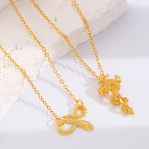 Detailopname van gouden slangen- en scepterhangers op stenen display-accessoires