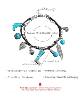Detaillierte Ansicht des Bohemian Lederarmbands mit Türkisperlen und Cowboy-Stiefel Anhängern