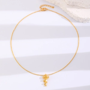Detailopname van de gouden draakhanger met schubben en verstelbare fijne schakelketting