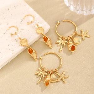 Set orecchini dorati tema marino con stelle marine, ciondoli a conchiglia e perle eleganti