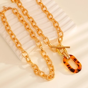 Gold chunky chain necklace featuring a bold amber tortoiseshell oval resin pendant
