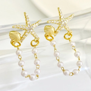 Orecchini a stella marina dorati con catene di perle e strass eleganti per donna