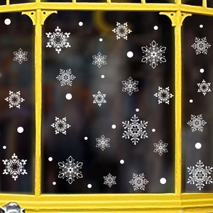 Dettaglio di vetrofanie elettrostatiche con fiocchi di neve per decorazioni natalizie