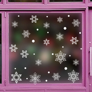 Dettaglio degli adesivi elettrostatici bianchi a fiocco di neve per decorazioni natalizie