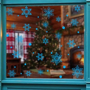 Dettaglio di adesivi natalizi per finestre con fiocchi di neve blu per decoro