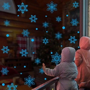 Adesivi per finestre a fiocco di neve blu con bambini e albero di Natale di sfondo