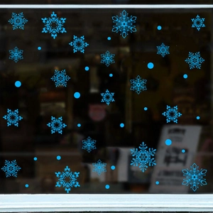 Dettaglio di adesivi blu a forma di fiocco di neve con vari motivi di ghiaccio per Natale
