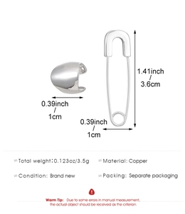 Vue détaillée du ear cuff argenté et de la boucle d'oreille épingle avec dimensions