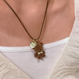Collana lunga con ciondolo a forma di orsetto marrone e medaglia d'oro su cordino