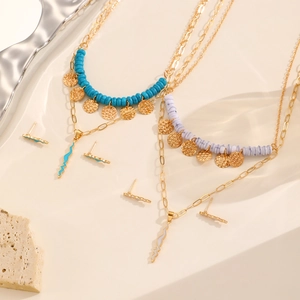 Detailansicht der 14K Gold Halsketten-Sets mit blauen und marmorierten Natursteinen