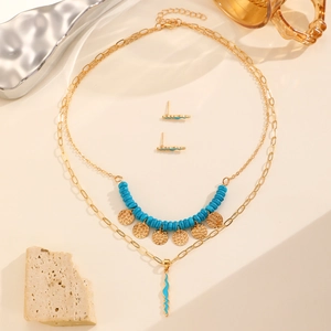 Detail der 14K Gold-Halskette mit himmelblauen Perlen und passenden gewellten Ohrsteckern